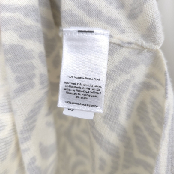 Vineyard Vines Superfine Merino Wool Animal Print V-Neck Sweater, size XS - Picture 7 of 13